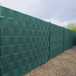 Kép 2/2 - Árnyékolószalag - sima - zöld - 19 cm széles - hossz: 35 m (20 db rögzítő klipsszel)