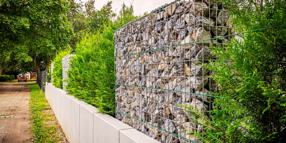 Gabion kosaras kerítés – természetes kövekből épített, dekoratív és masszív megoldás